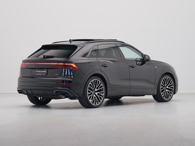 Audi Q8 60 TFSI e quattro Pro Line S S Line Competition Panoramadak Wegklapbare trekhaak 23'' Lichtmetalen velgen Vierwiel besturing 47