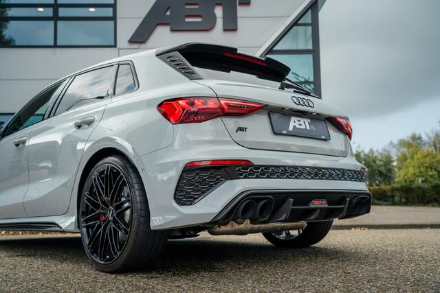 Audi RS3 Sportback ABT RS3-R 1/200 500pk Sportclassic Grau Porsche (Audi Exclusive) Carbon | Panorama dak | Forged velgen | RS Design pakket rood | B&O | Matrix LED