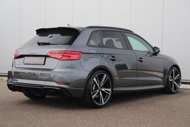Audi RS3 Sportback 2.5 TFSI RS 3 quattro 400PK Automaat Geen Schadeverleden! Black Optic Virtual RS Sportstoelen RS Sport Uitlaat Bang and Olufsen LED Matrix 19 inch LMV Navigatie Clima Stoelverwarming Cruise Parkeersensors Keyless Entry Carbon Inleg