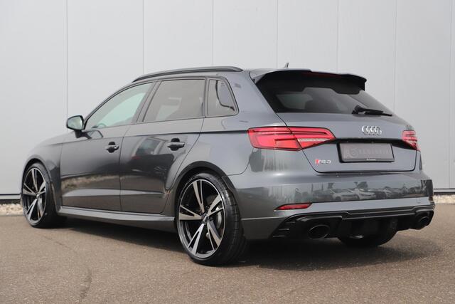 Audi RS3 Sportback 2.5 TFSI RS 3 quattro 400PK Automaat Geen Schadeverleden! Black Optic Virtual RS Sportstoelen RS Sport Uitlaat Bang and Olufsen LED Matrix 19 inch LMV Navigatie Clima Stoelverwarming Cruise Parkeersensors Keyless Entry Carbon Inleg