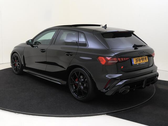 Audi RS3 2.5 TFSI quattro | Panoramadak | RS-schaalstoelen | Head-op display | RS-sportuitlaat | SONOS audio | Parkeerassistent | Dodehoek detectie |