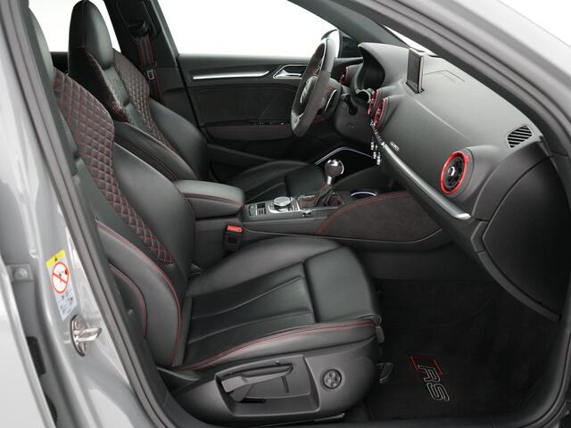 Audi RS3 Limousine 2.5 460pk TFSI quattro |APR stage 1|APR carbon air intake|Akrapovic|RS-stoelen|Bang&Olufsen|digital cockpit|Apple Carplay|Matrix-LED|blind spot|