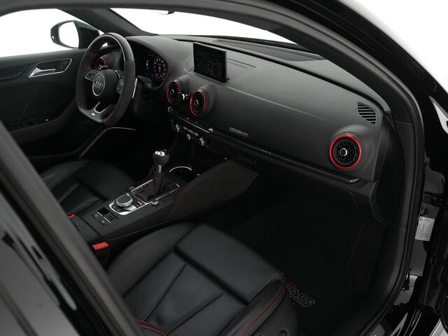 Audi RS3 Limousine 2.5 400pk TFSI quattro |panoramadak|RS-seats|B&O|blind spot|ACC|parkeercamera|stoelverwarming|