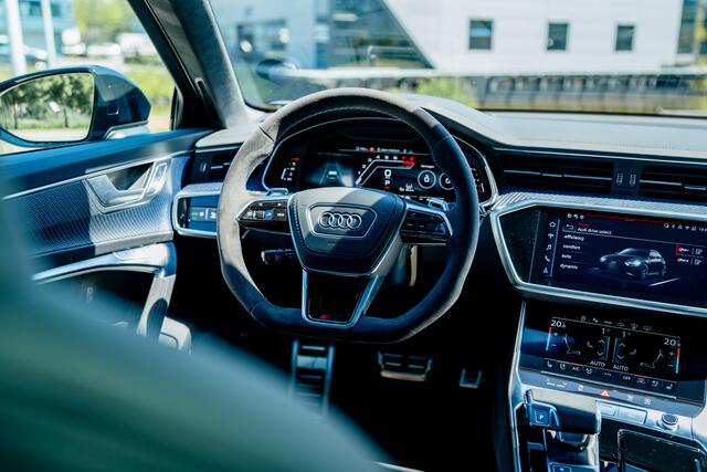 Audi RS6 Avant 4.0 TFSI quattro performance | B&O Advanced 3D | Dynamic plus incl. keramische remmen | RS design pakket blauw plus | Alcantara hemel | blauw carbon interieur | DRC | | Assistentiepakket plus | Panoramadak