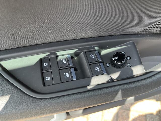 Audi e-tron 55 quattro edition 95 kWh / AUTOMAAT/ DIGITAL DASH/ CRUISE/ KEYLESS/ LUCHTVERING/ RIJ-MODI/ NAVI/ CLIMA/ DAB/ PARK. SENSOREN/ MATRIX/ BLUETOOTH