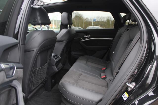 Audi e-tron e-tron 50 quattro Launch edition Black 71 kWh / Panoramadak / 20'' / Luchtvering / ACC / Navigatie / Stoelverwarming