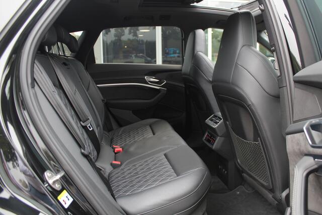 Audi e-tron e-tron 50 quattro Launch edition Vorsprung 71 kWh S-line / Panoramadak / 360Camera / Head-up / Softclose / RS Seats / 22'' / Luchtvering / Keyless / Virtual Cockpit / DAB / Stoelverwarming / ACC