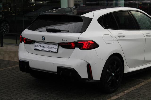 BMW 1-SERIE 120 High Executive M Sport Automaat / Sportstoelen / Stoelverwarming / M Adaptief onderstel / Adaptieve LED / Parking Assistant / Harman Kardon / Comfort Access