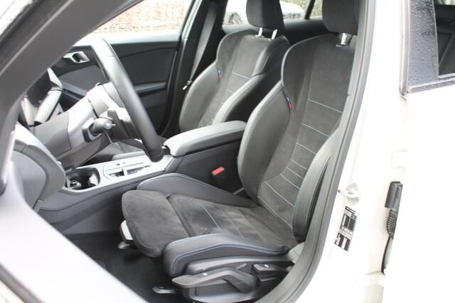 BMW 1-SERIE 120 High Executive M Sport Automaat / Sportstoelen / Stoelverwarming / M Adaptief onderstel / Adaptieve LED / Parking Assistant / Harman Kardon / Comfort Access
