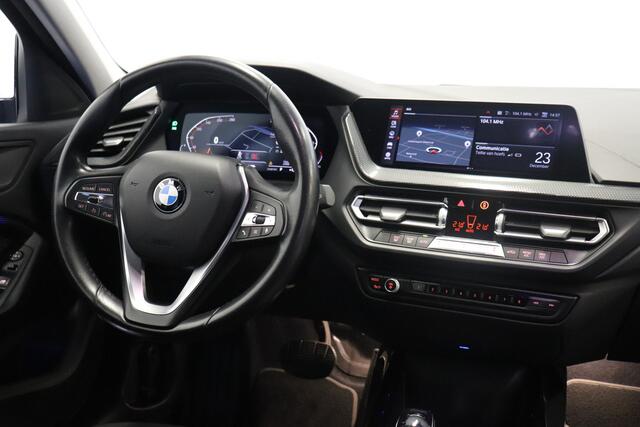 BMW 1-SERIE 118i 140PK Automaat High Executive - A/C Climate - App. Carplay - Cruise - ¤ 20.900,- incl. BTW.