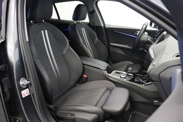 BMW 1-SERIE 118i 140PK Automaat High Executive - A/C Climate - App. Carplay - Cruise - ¤ 20.900,- incl. BTW.
