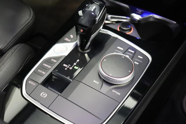 BMW 1-SERIE 118i 140PK Automaat High Executive - A/C Climate - App. Carplay - Cruise - ¤ 20.900,- incl. BTW.