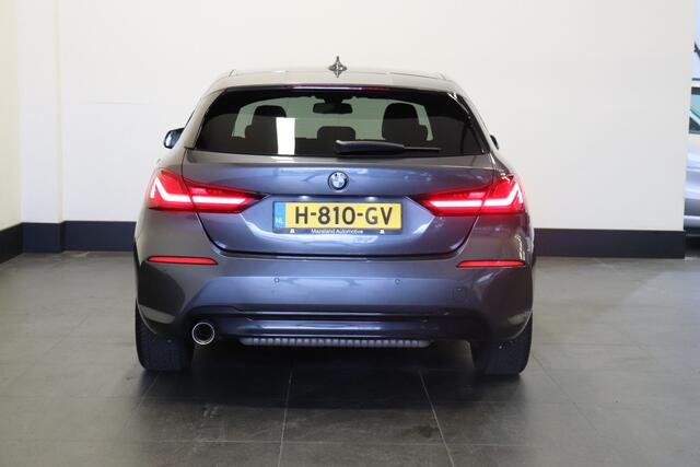 BMW 1-SERIE 118i 140PK Automaat High Executive - A/C Climate - App. Carplay - Cruise - ¤ 20.900,- incl. BTW.