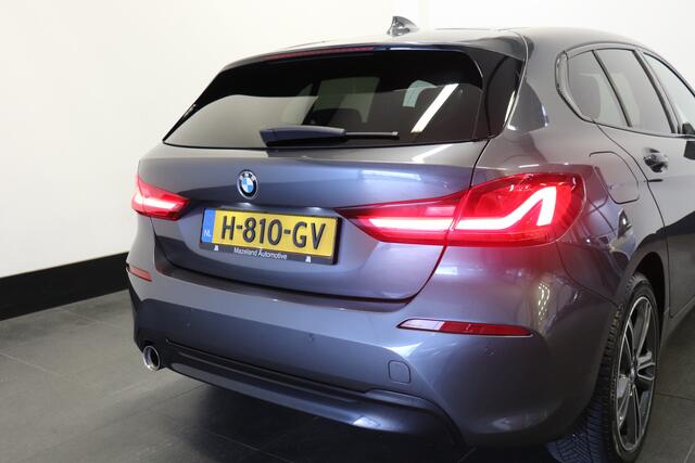BMW 1-SERIE 118i 140PK Automaat High Executive - A/C Climate - App. Carplay - Cruise - ¤ 20.900,- incl. BTW.