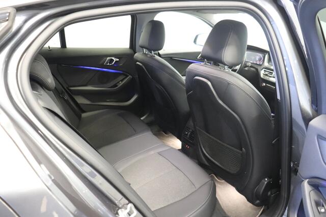 BMW 1-SERIE 118i 140PK Automaat High Executive - A/C Climate - App. Carplay - Cruise - ¤ 20.900,- incl. BTW.