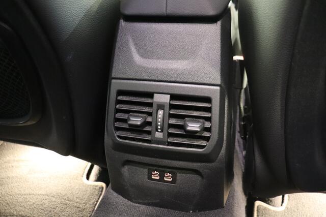 BMW 1-SERIE 118i 140PK Automaat High Executive - A/C Climate - App. Carplay - Cruise - ¤ 20.900,- incl. BTW.