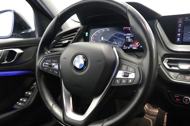 BMW 1-SERIE 118i 140PK Automaat High Executive - A/C Climate - App. Carplay - Cruise - ¤ 20.900,- incl. BTW.