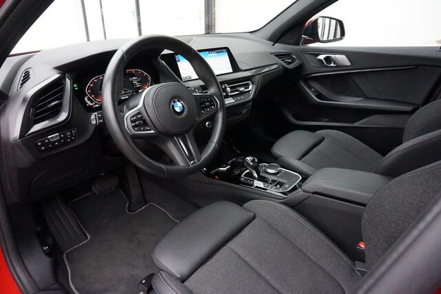 BMW 1-SERIE 118i Apple Carplay | Half Leder | Sportline | Live Cockpit
