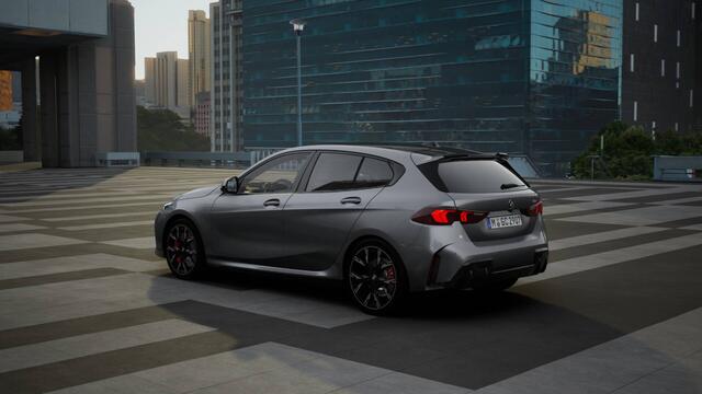 BMW 1-SERIE 120 High Executive M Sport Automaat / Sportstoelen / Adaptieve LED / M Adaptief onderstel / Comfort Access / Parking Assistant Plus / Head-Up / Stuurverwarming