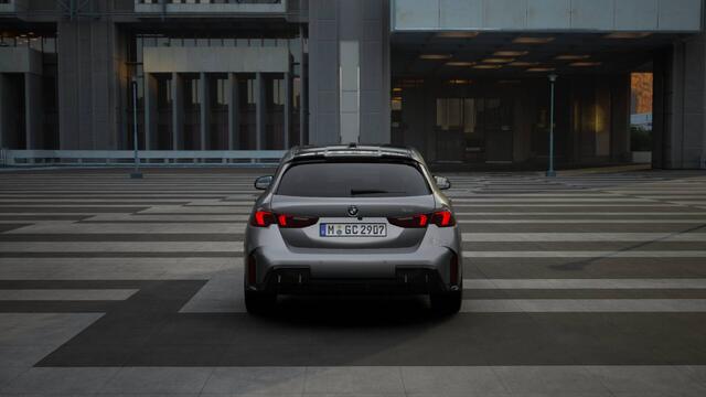 BMW 1-SERIE 120 High Executive M Sport Automaat / Sportstoelen / Adaptieve LED / M Adaptief onderstel / Comfort Access / Parking Assistant Plus / Head-Up / Stuurverwarming