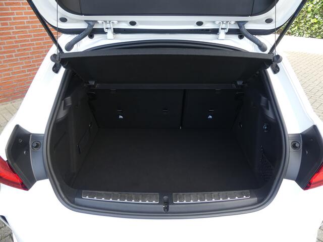 BMW 1-SERIE 118i High Executive / M-Sport / Panodak / Sfeer