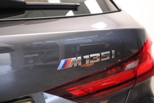 BMW 1-SERIE M135i xDrive High Executive Edition 306PK Headup Display Navigatie PDC VCP Cruise Control 19LMV Volleder interieur Schaal stoelen