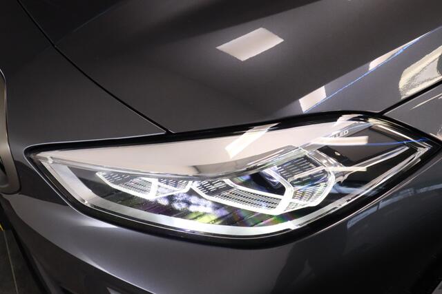 BMW 1-SERIE M135i xDrive High Executive Edition 306PK Headup Display Navigatie PDC VCP Cruise Control 19LMV Volleder interieur Schaal stoelen