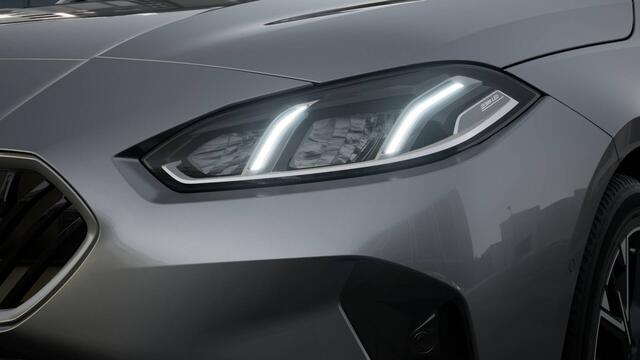 BMW 1-SERIE 120 M Sport Automaat / Sportstoelen / M Adaptief onderstel / Parking Assistant / Driving Assistant / Extra getint glas achter