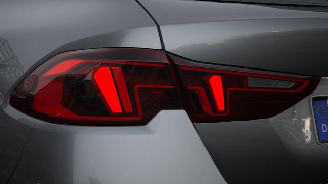 BMW 1-SERIE 120 M Sport Automaat / Sportstoelen / M Adaptief onderstel / Parking Assistant / Driving Assistant / Extra getint glas achter