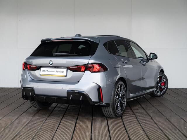 BMW 1-SERIE 120 | M Sportpakket Pro | Comfort Access | Panoramadak | Harman-Kardon | Verwarmd Stuurwiel | 18''