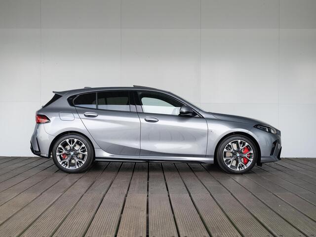 BMW 1-SERIE 120 | M Sportpakket Pro | Comfort Access | Panoramadak | Harman-Kardon | Verwarmd Stuurwiel | 18''