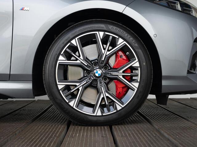 BMW 1-SERIE 120 | M Sportpakket Pro | Comfort Access | Panoramadak | Harman-Kardon | Verwarmd Stuurwiel | 18''