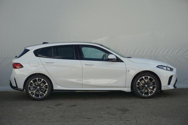 BMW 1-SERIE 120 M Sport Design 18'' / Premium Pack / Verwarmde Sportstoelen / Trekhaak / Comfort Acces