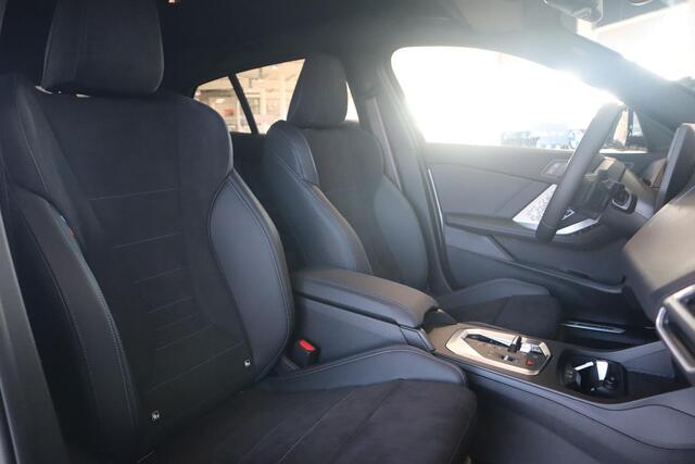 BMW 1-SERIE 5-deurs 120 M Sportpakket Pro | Innovation Pack | BMW Iconic Glow nierengrille