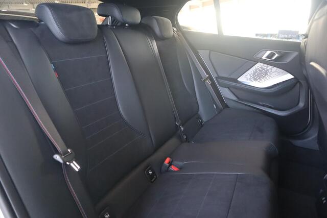 BMW 1-SERIE 5-deurs 120 M Sportpakket Pro | Innovation Pack | BMW Iconic Glow nierengrille