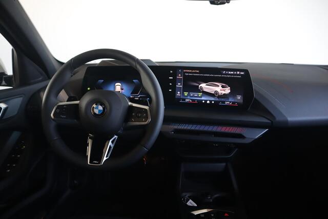 BMW 1-SERIE 5-deurs 120 M Sportpakket Pro | Innovation Pack | BMW Iconic Glow nierengrille