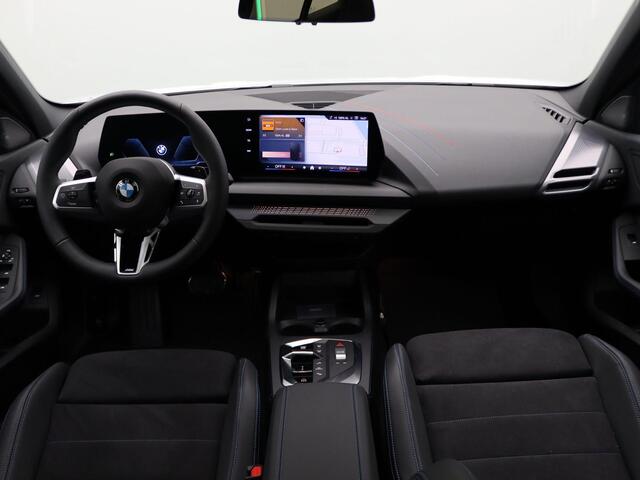 BMW 1-SERIE 120 M Sportpakket Pro | Premium Pack | Stuurwielrand Verwarmd | Comfort Access | Panoramadak | Driving Assistant | Harman Kardon | 19''