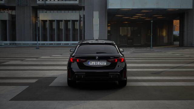 BMW 1-SERIE 120 M Sport Automaat / Sportstoelen / Adaptieve LED / M Adaptief onderstel / Comfort Access / Parking Assistant