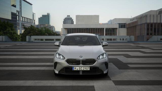 BMW 1-SERIE 120 M Sport Automaat / Sportstoelen / M Adaptief onderstel / Parking Assistant / Extra getint glas achter