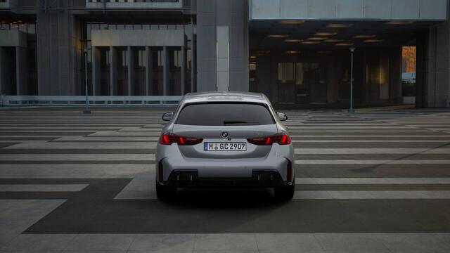 BMW 1-SERIE 120 M Sport Automaat / Sportstoelen / M Adaptief onderstel / Parking Assistant / Extra getint glas achter