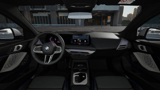 BMW 1-SERIE 120 M Sport Automaat / Sportstoelen / M Adaptief onderstel / Parking Assistant / Extra getint glas achter