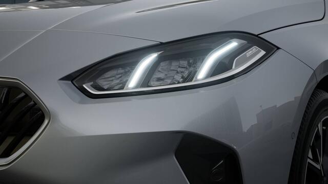 BMW 1-SERIE 120 M Sport Automaat / Sportstoelen / M Adaptief onderstel / Parking Assistant / Extra getint glas achter