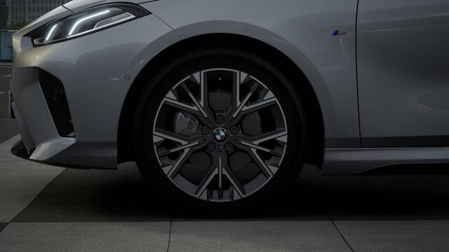 BMW 1-SERIE 120 M Sport Automaat / Sportstoelen / M Adaptief onderstel / Parking Assistant / Extra getint glas achter