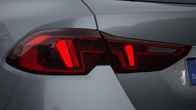 BMW 1-SERIE 120 M Sport Automaat / Sportstoelen / M Adaptief onderstel / Parking Assistant / Extra getint glas achter