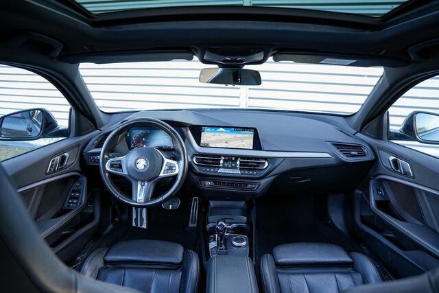 BMW 1-SERIE 120d xDrive High Executive Edition M Pakket Panoramadak Ambient Sportstoelen Stuurverw. 18"LM