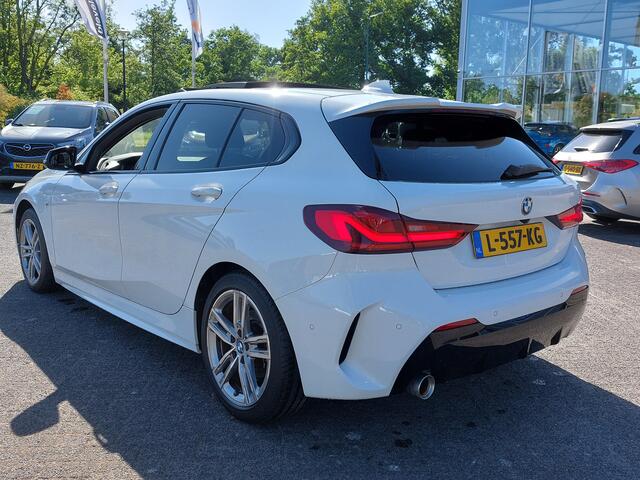 BMW 1-SERIE 116i Automaat Business Edition M-Sport | Navi | Apple Carplay+Android Auto | Clima | Cruise | Led Koplampen | Panorama Schuifdak | Pdc V+A+Camera | Licht+Regensensor | Privacy Glass | 17''lm
