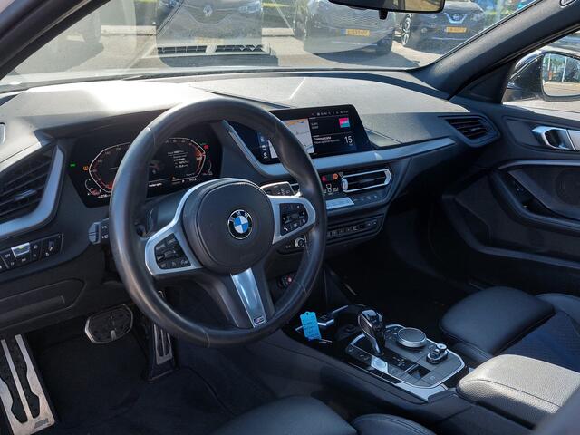 BMW 1-SERIE 116i Automaat Business Edition M-Sport | Navi | Apple Carplay+Android Auto | Clima | Cruise | Led Koplampen | Panorama Schuifdak | Pdc V+A+Camera | Licht+Regensensor | Privacy Glass | 17''lm