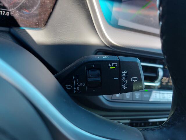 BMW 1-SERIE 116i Automaat Business Edition M-Sport | Navi | Apple Carplay+Android Auto | Clima | Cruise | Led Koplampen | Panorama Schuifdak | Pdc V+A+Camera | Licht+Regensensor | Privacy Glass | 17''lm