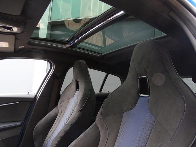 BMW 1-SERIE M135i xDrive High Executive PANORAMADAK|HEAD-UP DISPLAY|DODEHOEK DETECTIE|ACHTERUIT RIJ CAMERA|SPORT STOELEN|KEYLESS ENTRY/GO|NAVIAGTIE|LASER KOPLAMPEN