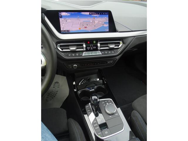 BMW 1-SERIE M135i xDrive High Executive PANORAMADAK|HEAD-UP DISPLAY|DODEHOEK DETECTIE|ACHTERUIT RIJ CAMERA|SPORT STOELEN|KEYLESS ENTRY/GO|NAVIAGTIE|LASER KOPLAMPEN